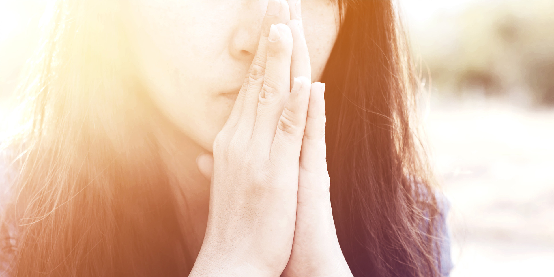 Woman praying in meadow at sunset Bild-Nr. 139292259 © yupachingping - stock.adobe.com