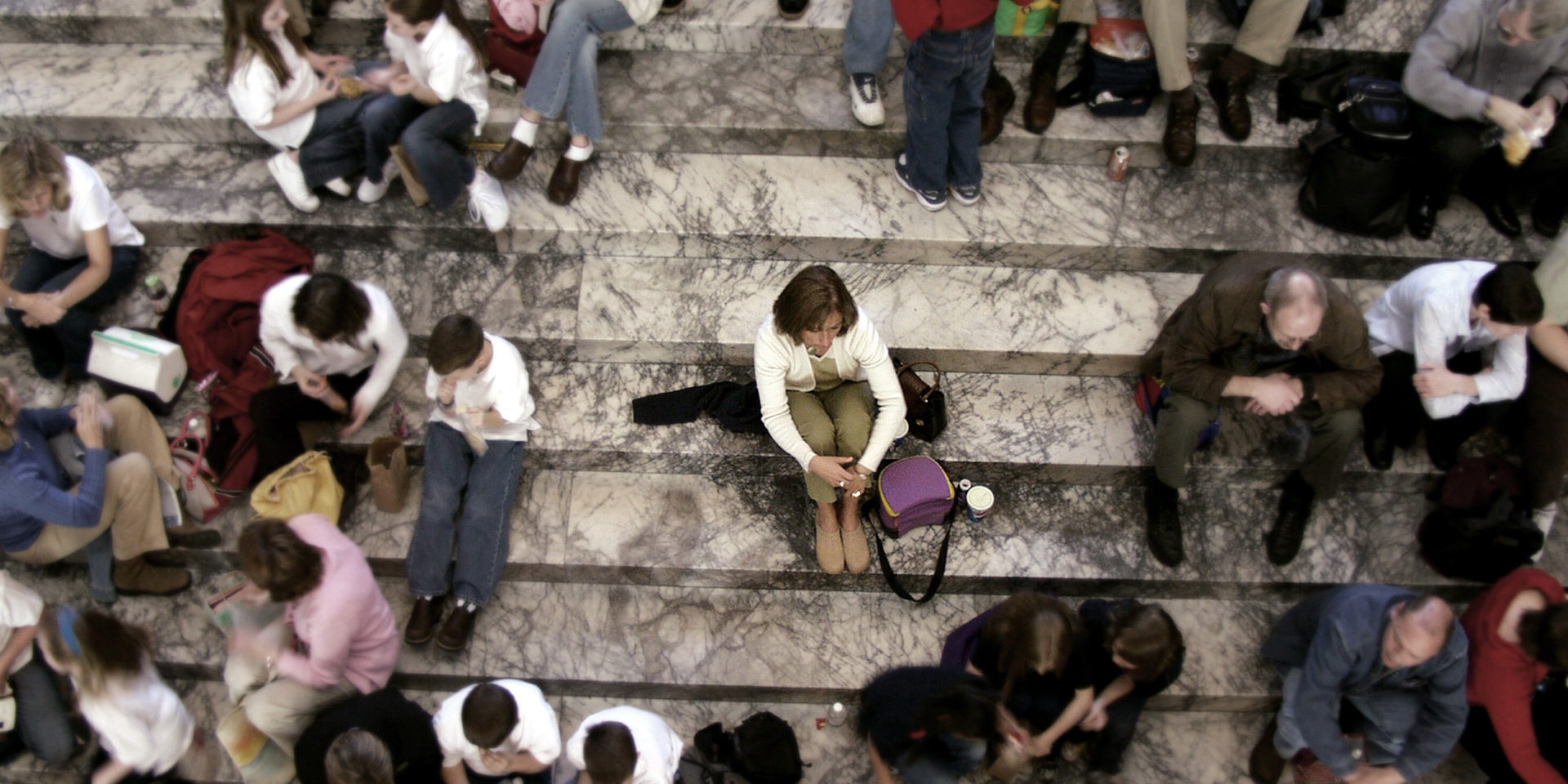 Alone in a crowd ... image was intentionally softened and colors muted to all but the alone person Bild-Nr. 157282180 © Getty Images/iStockphoto/spfoto